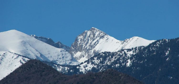 mont canigou neige pyrenees