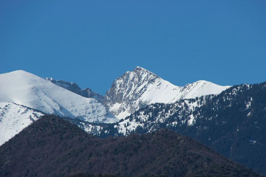 Vue sur le pic du canigou enneigé à côté du camping