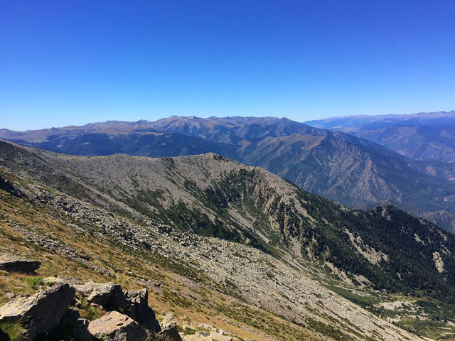 Vue sur le pic du canigou en Pyrénées-Orientales proche du camping