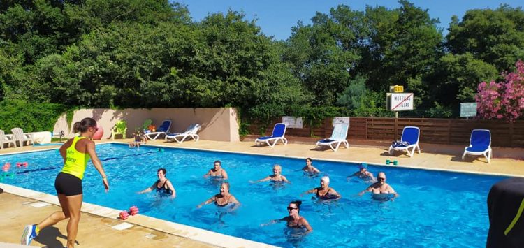 Piscine extérieur du camping les Pins le Congo