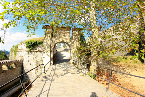 Entrée du château de Bellegarde près du camping Perthus