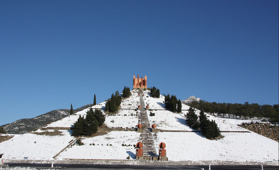 Pyramide de Ricardo Bofill près du camping Perthus